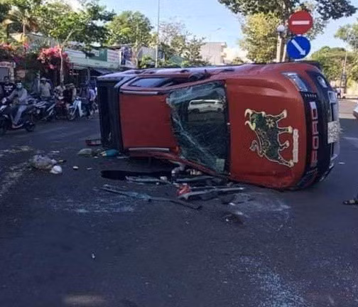 Chiếc xe bán tải lăn nhiều vòng và đâm vào xe khác