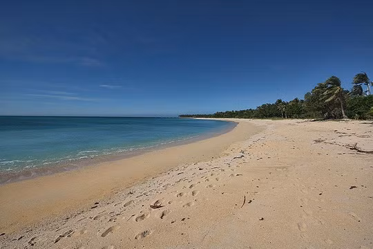 Philippines nổi tiếng với những hòn đảo và bãi biển đẹp nhất hành tinh. Di chuyển từ vùng phía bắc Ilocos Norte và Ilocos Sur của Luzon, bạn sẽ tìm thấy bãi biển Saud hoang vắng thơ mộng và nhiều điểm tham quan văn hóa lịch sử trải dọc theo các bờ biển.