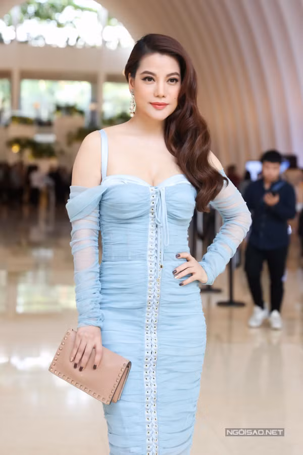  Không hẹn mà gặp, Trương Ngọc Ánh cũng chọn váy hai dây, tông màu thanh nhã để xây dựng hình ảnh sexy một cách ý nhị.