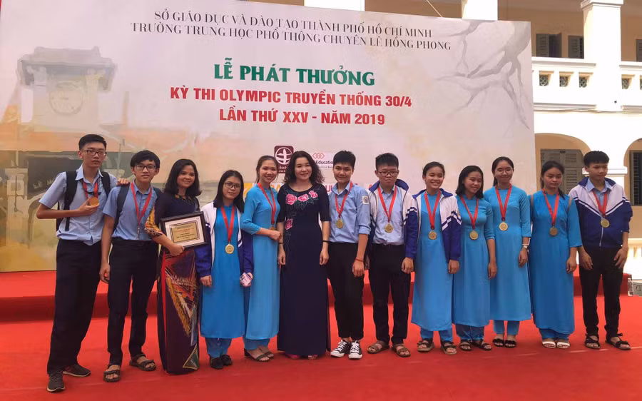Đoàn học sinh Trường THPT chuyên Hùng Vương tham gia kỳ thi. Ảnh: C.T.V 