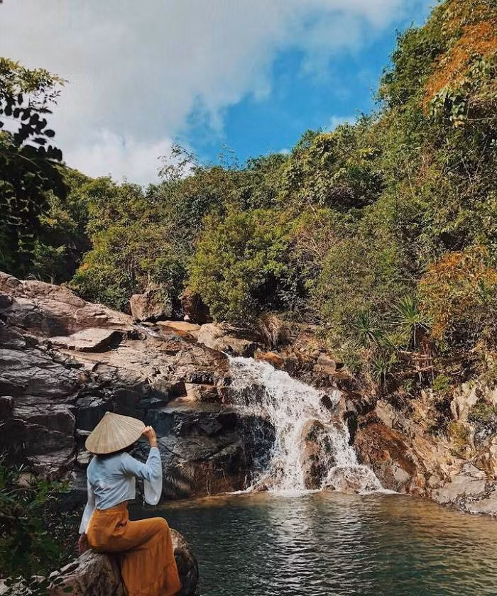 Đến với Quy Nhơn nhiều người sẽ nghĩ ngay tới biển xanh, cát trắng. Tuy nhiên, mới đây các dân ưa xê dịch đã công khai những bức ảnh chụp " Tuyệt tình cốc" ở vùng đất miền Trung này khiến nhiều người ngỡ đây là cõi bồng lai. Đến với Quy Nhơn nhiều người sẽ nghĩ ngay tới biển xanh, cát trắng. Tuy nhiên, mới đây các dân ưa xê dịch đã công khai những bức ảnh chụp