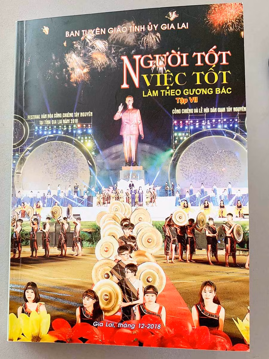  Bìa ấn phẩm “Người tốt việc tốt làm theo gương Bác”. 
