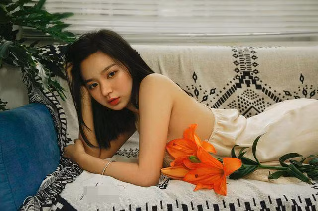  Vũ Ngọc Kim Chi (sinh năm 1999, Hải Phòng) gây chú ý trên mạng khi thường xuyên tung những bộ ảnh bikini gợi cảm. Trên mạng xã hội, hot girl có hơn 30.000 lượt theo dõi. Kim Chi hiện là mẫu ảnh, stream game và có một vài vai diễn. Khi nhận được sự quan tâm của dân mạng, cô nàng không thấy bị làm phiền mà cho biết bản thân rất vui.