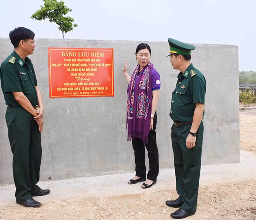  Bà Triệu Lệ Khánh-Phó Chủ tịch Ủy ban MTTQ Việt Nam TP. Hồ Chí Minh kiểm tra công trình nước sạch. Ảnh: H.P