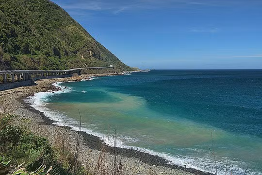 Cầu cạn Patapat là kỳ quan nhân tạo kết nối giữa vùng Ilocos Norte với thung lũng Cagayan lân cận. Cây cầu cao tốc này nằm trên vùng biển nước màu ngọc lam, chạy dọc theo những ngọn núi ven biển mang lại cảnh quan cực kỳ thơ mộng, đẹp mắt.