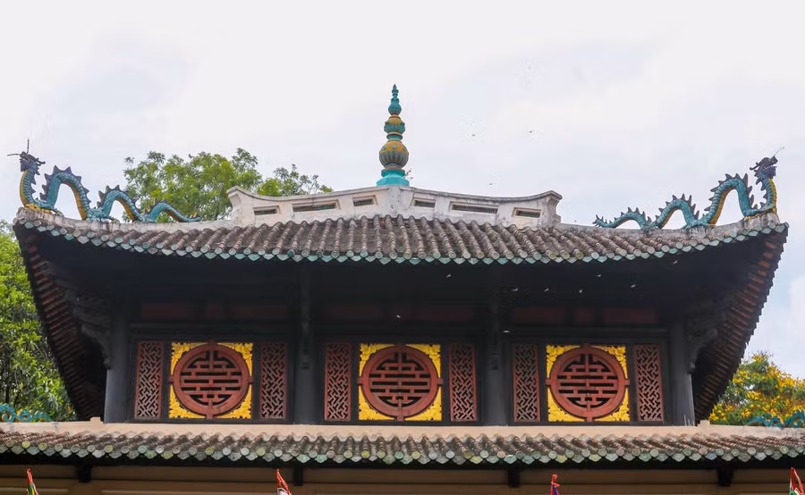 Ngôi đền có bình đồ hình vuông, mang phong cách kiến trúc thời nhà Nguyễn với bộ mái chồng diêm, tạo thành ba tầng mái cong. Về tổng thể, công trình phảng phất tòa Minh lâu của lăng Minh Mạng ở Huế.
