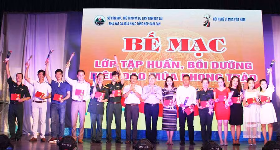  Hội Nghệ sĩ múa Việt Nam trao chứng chỉ hoàn thành chương trình tập huấn, bồi dưỡng biên đạo múa phong trào cho 26 học viên. Ảnh: Phan Lài