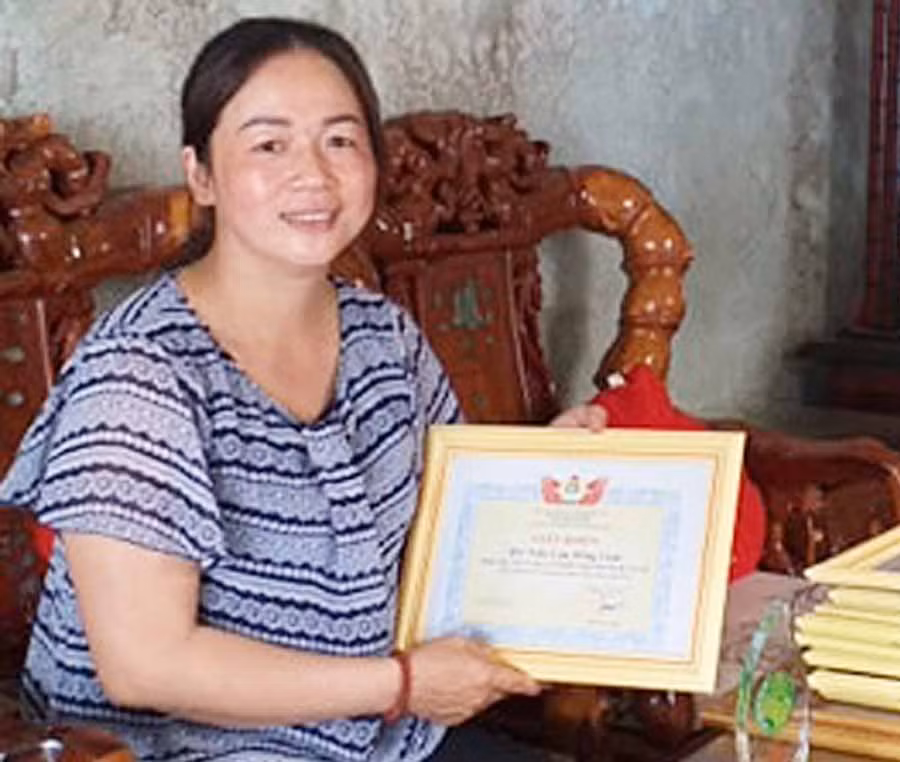  Luôn hoàn thành tốt nhiệm vụ nên chị Loan nhận được nhiều bằng khen, giấy khen của các cấp, các ngành. Ảnh: N.H