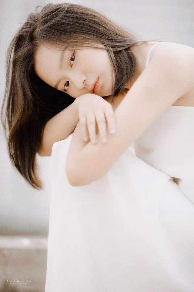 Sở hữu gương mặt ngây thơ và cao 1,58 m nhưng Kim Chi lại có thân hình nóng bỏng với số đo ba vòng 83-59-85. Cô gái trẻ từng trả lời phỏng vấn rằng bản thân theo đuổi phong cách sexy, luôn thích chơi ngông và nổi loạn. 