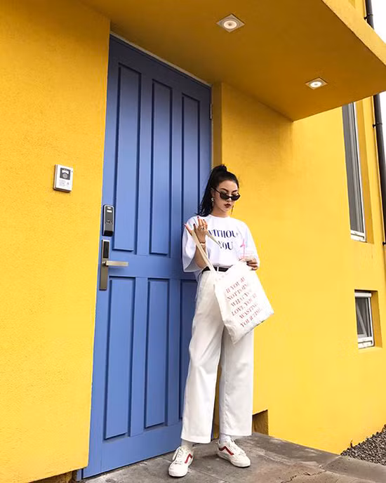 Quần jeans cũng được thể hiện trên nhiều tông màu để giúp phái đẹp thể hiện sự sáng tạo trong việc phối đồ.