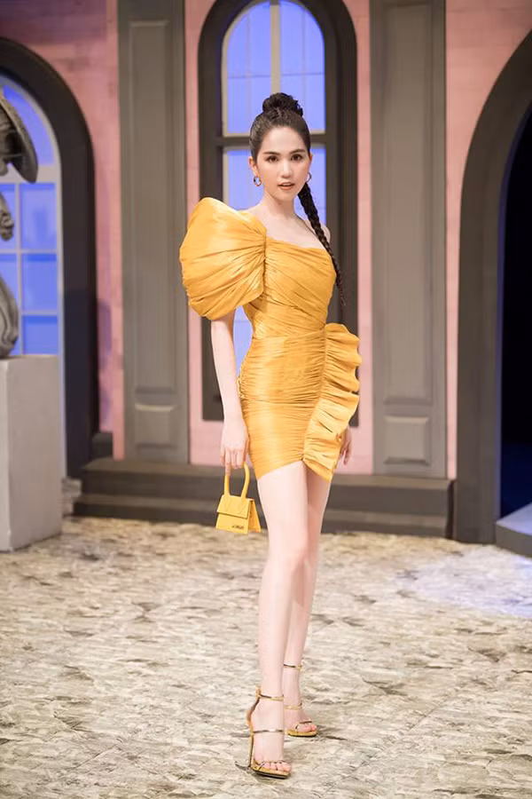  Ngọc Trinh với hình ảnh sang chảnh trong sự kiện với một 'cây vàng đồng' bắt mắ từ bộ cánh tạo khối đến sandal và túi xách mini