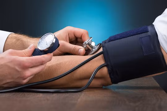 Qua phân tích dữ liệu từ 3.749 người dựa trên xét nghiệm máu, hồ sơ y tế và bảng câu hỏi, họ thống kê được rằng nhóm người phải thức dậy để tiểu tiện giữa đêm có nguy cơ phát triển bệnh cao huyết áp tăng đến 40% so với những người ngủ thẳng giấc.