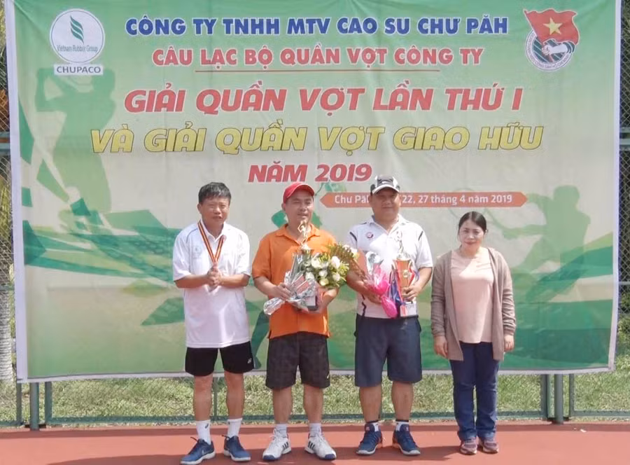 Ông Phạm Đình Luyến trao giải nhất giao hữu cho cặp đôi Nguyễn Đức Hoàng và Rơ Lan Chung. Hà Đức Thành