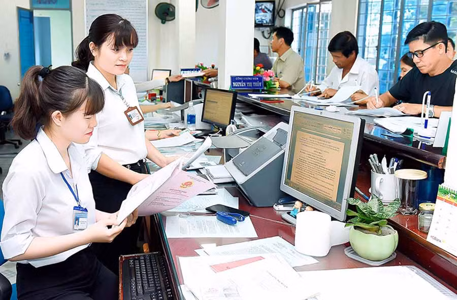 Công chứng viên Phòng Công chứng số 1 (Sở Tư pháp) kiểm tra các loại giấy tờ hợp pháp. Ảnh: Đức Thụy Công chứng viên Phòng Công chứng số 1 (Sở Tư pháp) kiểm tra các loại giấy tờ hợp pháp. Ảnh: Đức Thụy