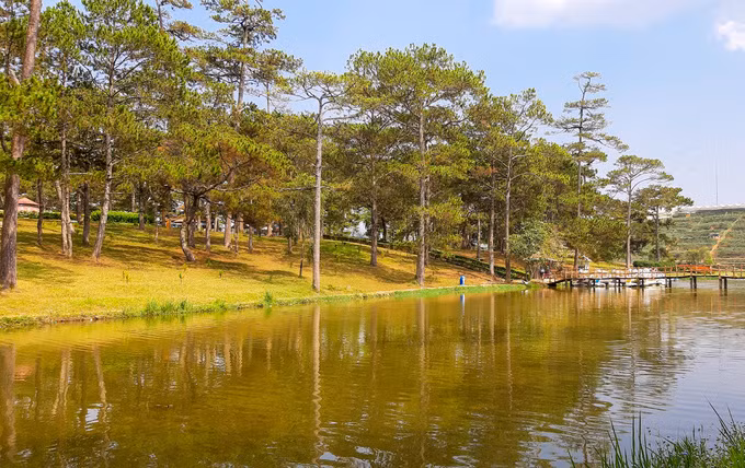 Ban đầu, hồ có tên là “Lac des Soupirs”, trong đó “lac” là hồ, còn “soupirs” là tiếng gió thổi trong rừng. Năm 1956, hồ được đổi tên thành Than Thở. Sau năm 1975, hồ lại đổi tên thành Sương Mai, nhưng người dân Đà Lạt mỗi khi nhắc đến nơi đây đều gọi là hồ Than Thở. Nên sau đó hồ được khôi phục tên cũ vào năm 1990.