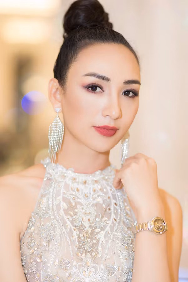  Lối trang điểm tinh tế và phụ kiện hài hòa là yếu tố quan trọng góp phần tạo nên diện mạo hoàn hảo.