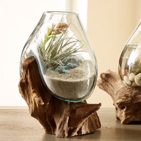  Bình hoa tạo dáng hình trái tim đặt trên một kệ bằng gỗ.