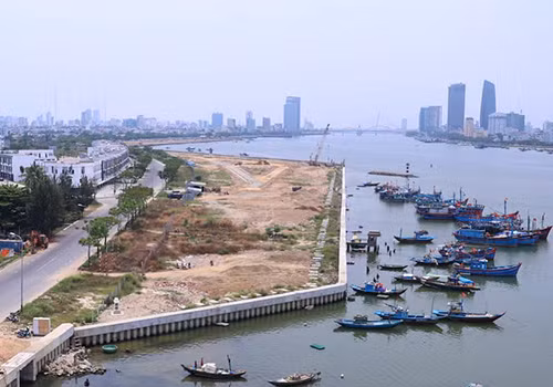 Nhiều dự án lấn sông Hàn đang được triển khai. Ảnh: Nguyễn Đông.
