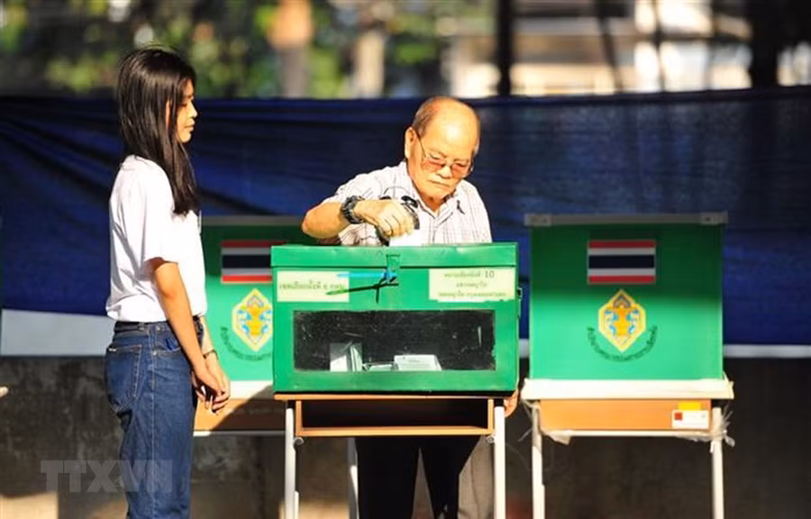 Cử tri Thái Lan bỏ phiếu tại một địa điểm bầu cử ở Bangkok ngày 24/3. (Ảnh: THX/TTXVN)