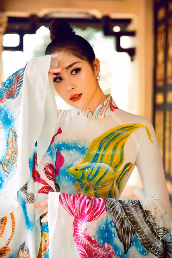 Hoàng Hạnh sở hữu chiều cao 176 cm cùng vóc dáng thon thả. Cô từng là vận động viên Taekwondo chuyên nghiệp, giành được 10 huy chương cấp quốc gia. Năm 2017 cô đoạt giải Á hậu Sắc đẹp châu Á và tích cực tham gia vào lĩnh vực showbiz. 
