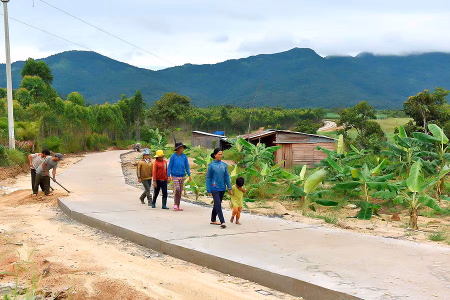  Đường giao thông nối trung tâm xã Đak Pơ Pho (huyện Kông Chro) đến làng Dy Rao được bê tông hóa. Ảnh: ĐỨC THỤY