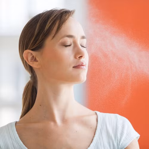 Bình xịt rất hữu dụng khi mang theo bên người, giúp nhanh chóng làm dịu da, phục hồi vẻ tươi tắn cho làn da.