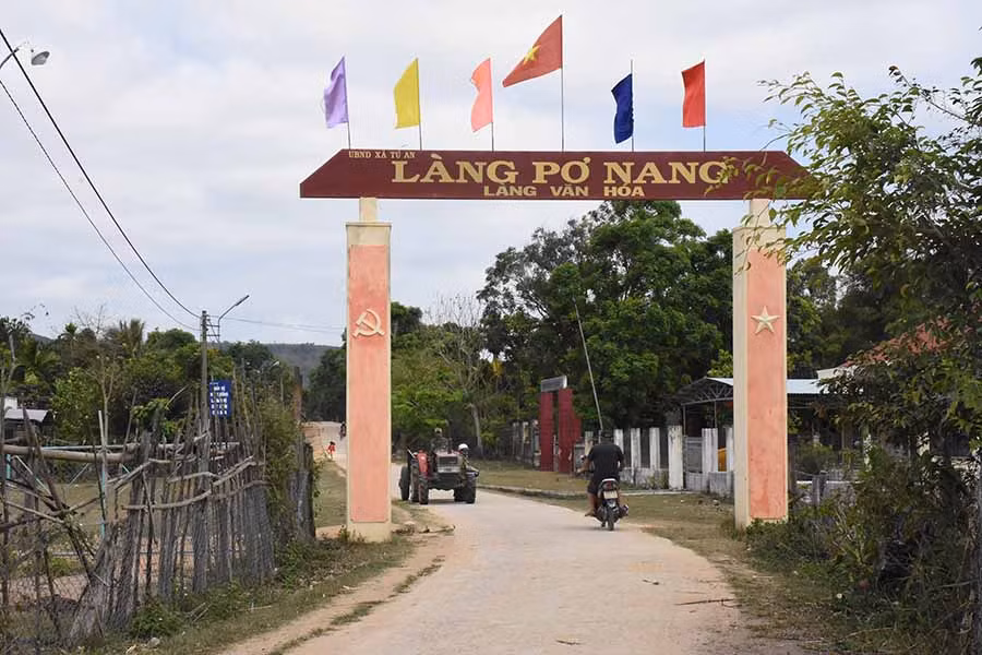  Hệ thống giao thông làng Pơ Nang được đầu tư xây dựng khang trang. Ảnh: N.M