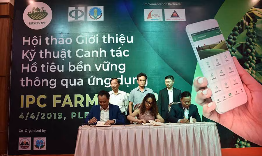  ký kết biên bản ghi nhớ thực hiện ứng dụng Viet Nam IPC Farmers APP. Ảnh: Lê Nam