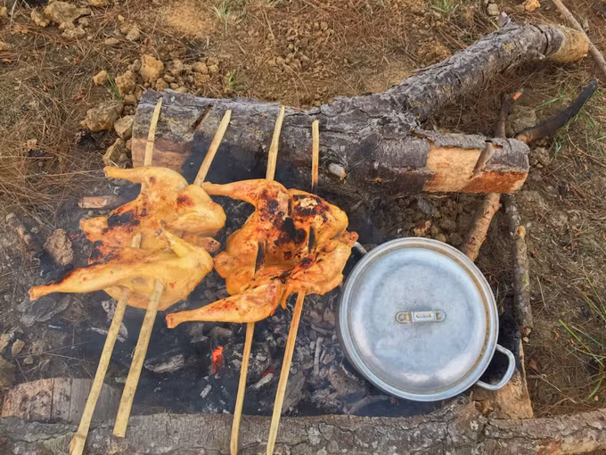  Nhiều bạn khi lập đội trekking, mỗi người thường chuẩn bị đồ ăn và nước uống cho bản thân nhưng trưởng đoàn (leader) nên đưa ra “chuẩn” của việc ăn uống tại đây. Có đoàn chỉ mang theo vài miếng bánh và chai nước nên các thành viên nhịn đói luôn một đêm cuối, việc thiếu đồ ăn và nước uống sẽ ảnh hưởng đến sức khỏe của các bạn ở hành trình.