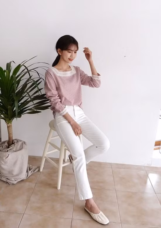 Đối lập với những cô nàng yêu màu rực rỡ vào mùa hè là phong cách nhẹ nhàng của bạn gái chuộng màu thanh nhã.
