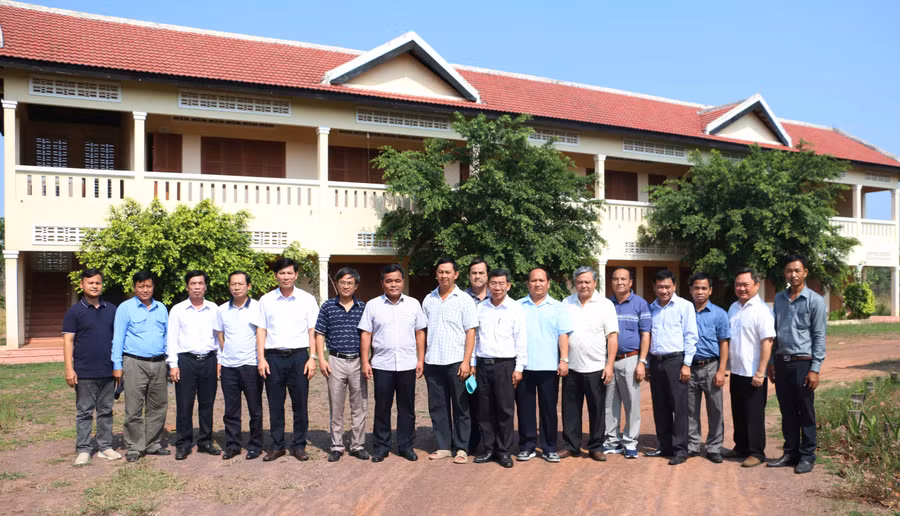 Đoàn công tác chụp hình lưu niệm với Ban giám hiệu nhà trường. Ảnh: Quang Tấn