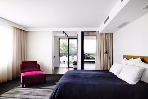  Khi thiết kế nội thất cho một căn nhà, chúng ta thường chú tâm vào phòng tắm hoặc nhà bếp, điều này dễ hiểu vì tầm quan trọng của chức năng, chi phí sửa chữa các căn phòng này. Vì thế, phòng ngủ đôi khi không được chú trọng.