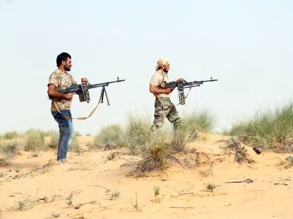 Các tay súng thuộc lực lượng Bình minh Libya giao tranh với binh sĩ Chính phủ tại Sabratha ngày 25-5.