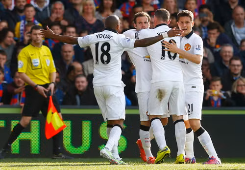 Juan Mata (thứ hai từ trái sang) vui mừng cùng đồng đội sau bàn mở tỷ số
