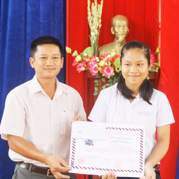 Rcom H’Tuyết (phải) nhận giải thưởng của cuộc thi viết thư UPU. 