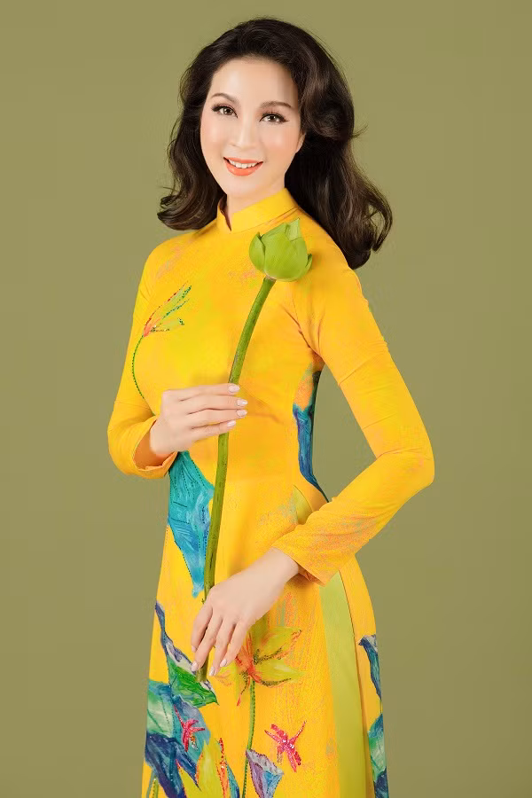  Họa tiết bông Sen thuần khiết trên thân áo dài lấy cảm hứng từ hoa sen, tôn nét đài các, dịu dàng của Thanh Mai
