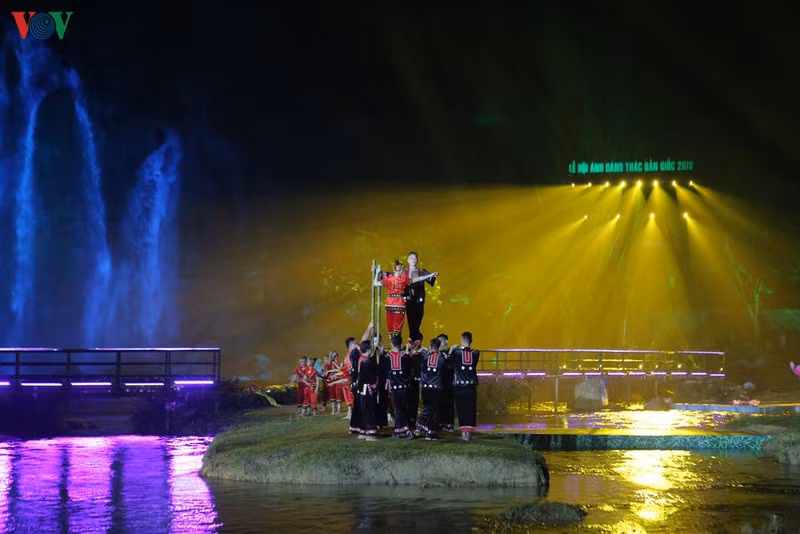 Điểm nhấn trong lễ hội du lịch thác Bản Giốc năm 2019 là lễ hội ánh sáng thác Bản Giốc. Lễ hội ánh sáng năm nay gồm 3 phần “Thần thoại Bản Giốc”, “Trên dòng suối Then”, “Sắc chàm miền non nước” nhằm giới thiệu, quảng bá hình ảnh, quê hương, vùng đất Cao Bằng nói chung, đặc biệt là giới thiệu, quảng bá danh thắng quốc gia Thác Bản Giốc cũng như những nét văn hóa đặc sắc của nhân dân các dân tộc tỉnh Cao Bằng đến với bạn bè, du khách trong và ngoài nước. (Ảnh:Các tiết mục biểu diễn mang đậm nét đẹp văn hóa của mảnh đất, con người nơi miền biên cương Tổ quốc.).