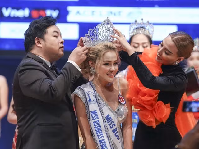  Ca sĩ Quang Lê trao giải cho Ngân 98 tại cuộc thi nhan sắc thế giới