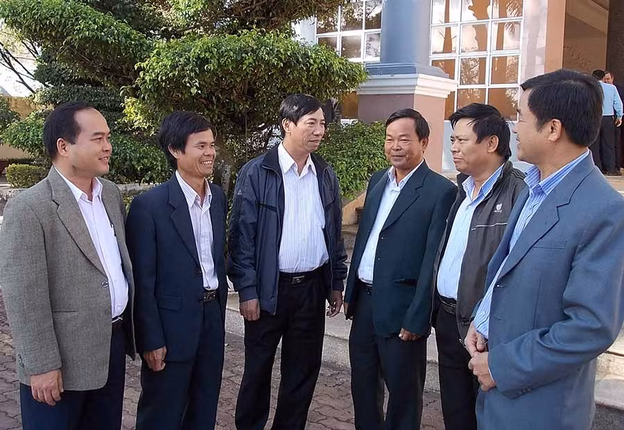  Trao đổi kinh nghiệm công tác kiểm tra, giám sát của Đảng. Ảnh: T.N