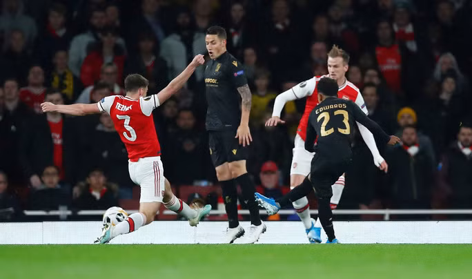 Marcus Edwards (23) mở tỉ số sớm cho đội khách Marcus Edwards (23) mở tỉ số sớm cho đội khách