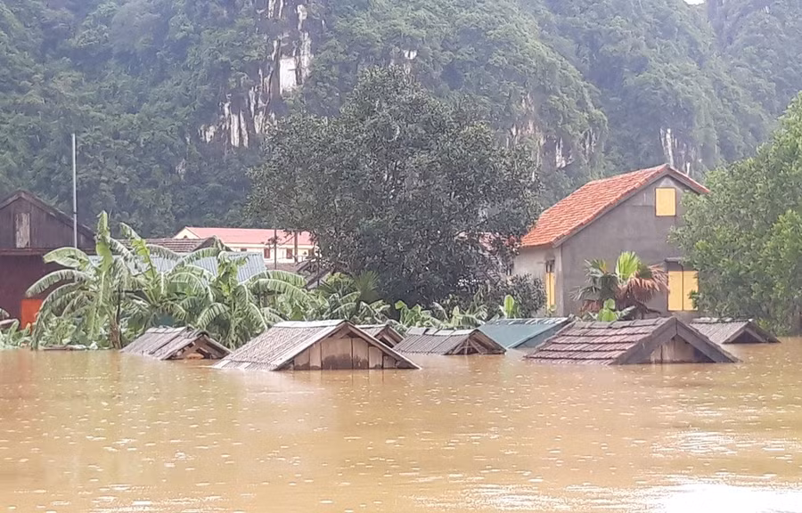 Nhà dân ngập trong vùng rốn lũ tại Tân Hóa, huyện Minh Hóa, Quảng Bình. (Ảnh: Đức Thọ/TTXVN)