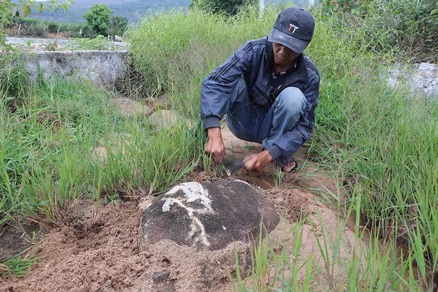 Hòn đá dười lòng suối Chơ Ngao được cho là nơi mài kiếm của quân lính nhà Tây Sơn. Ảnh: Ngọc Minh
