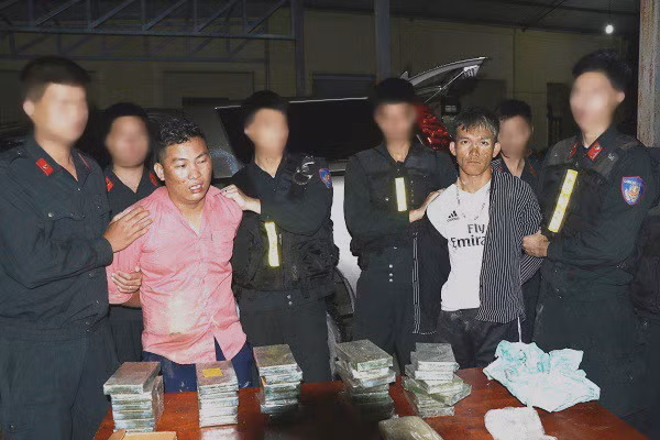 Hai đối tượng cùng tang vật bị lực lượng chức năng phát hiện bắt giữ - Ảnh: Công an Hà Tĩnh