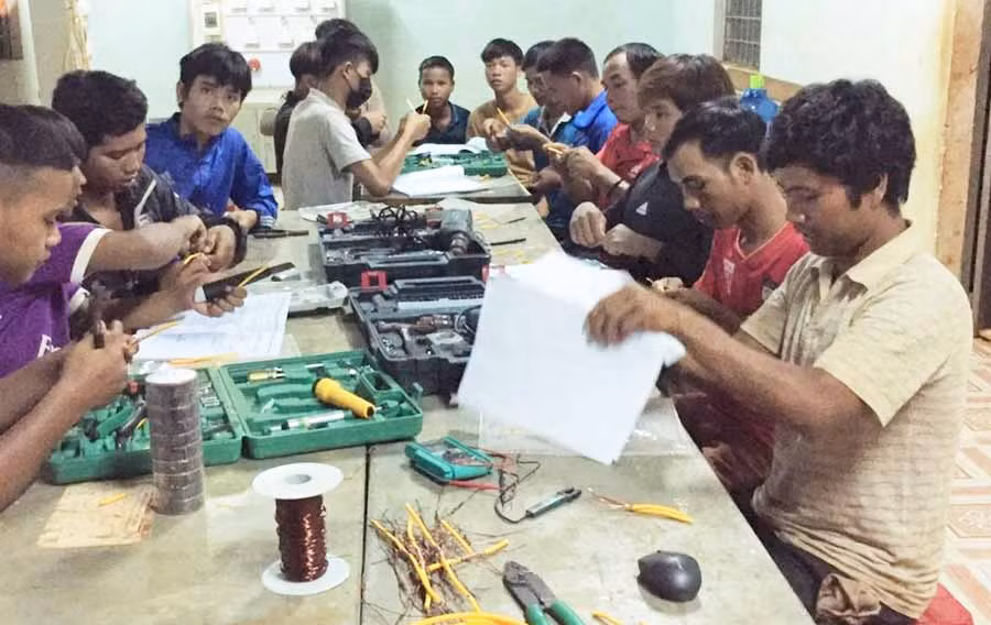 Một lớp đào tạo nghề điện được mở tại xã Ia Púch, huyện Chư Prông. Ảnh: Đ.Y Một lớp đào tạo nghề điện được mở tại xã Ia Púch, huyện Chư Prông. Ảnh: Đ.Y