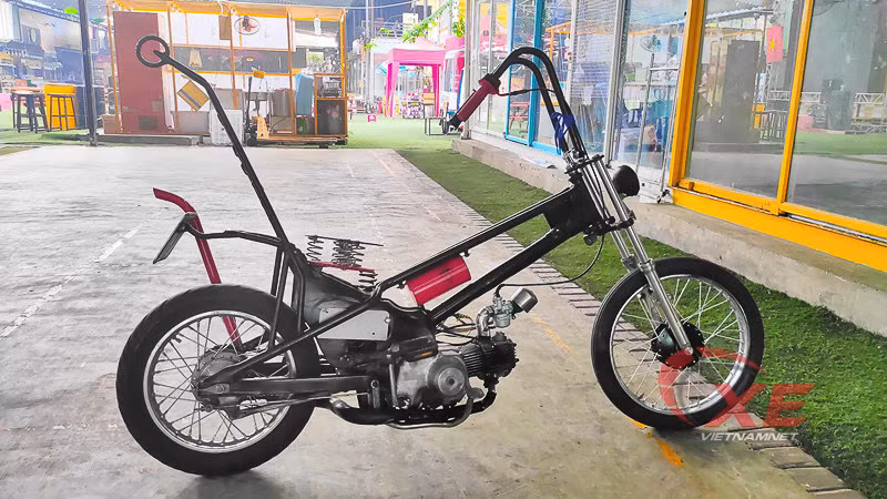Chiếc Honda Super Cub độ theo phong cách Rat Chopper khá dị, theo sự ngẫu hứng chủ nhân, thể hiện cá tính “ngông” của tuổi trẻ.