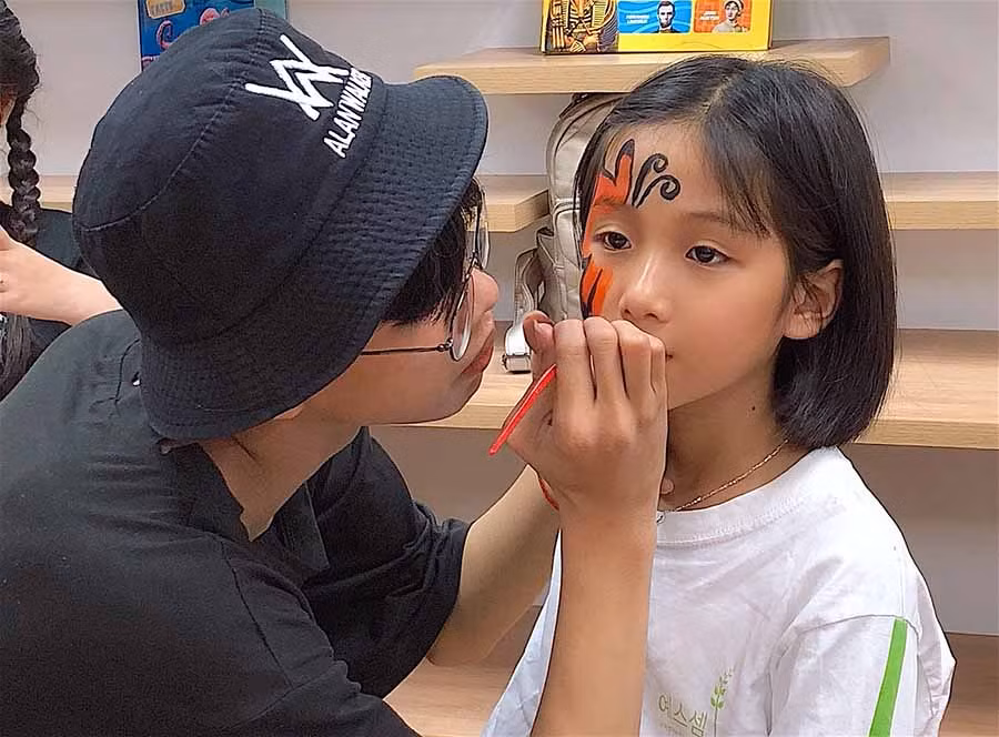 Chuyên viên trang điểm của Tiny Trần Make up & Studio hóa trang cho khách. Ảnh: Mộc Trà
