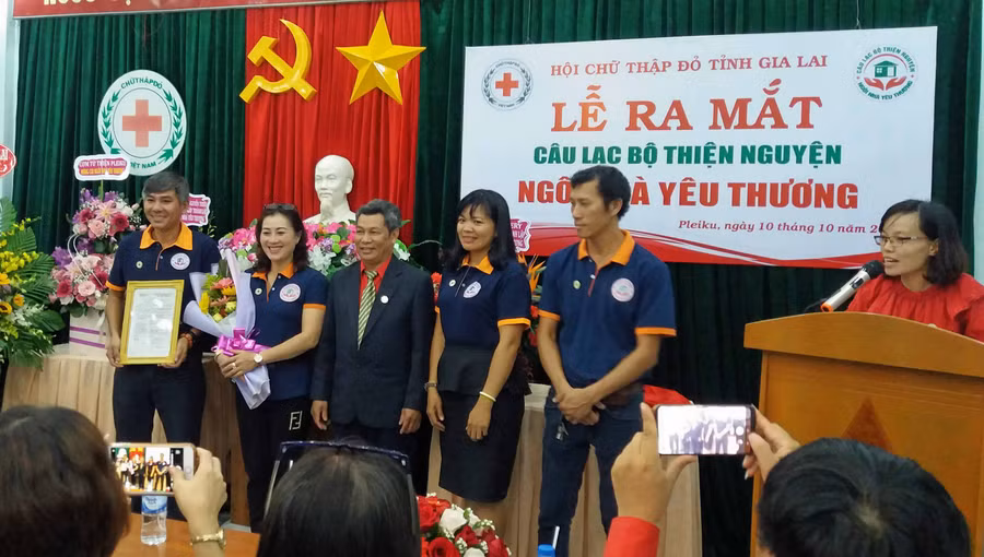 Các thành viên Câu lạc bộ thiện nguyện “Ngôi nhà yêu thương” lên nhận quyết định thành lập. Ảnh: Như Nguyện 