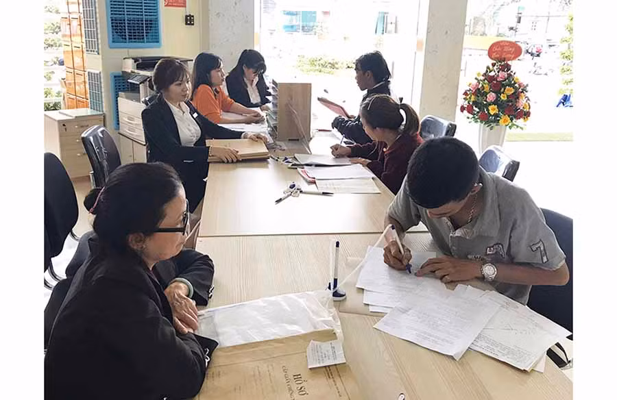  Người dân đến giải quyết TTHC tại Bộ phận một cửa của UBND TP. Pleiku. Ảnh: N.S