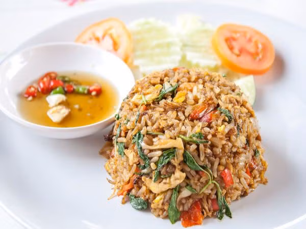 Kiểu ăn với chén nước chấm đậm đà hoặc nêm nếm nhiều gia vị có thể gây họa cho bạn - ảnh minh họa từ Internnet