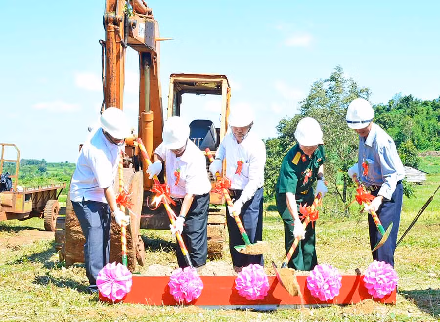 Đại diện lãnh đạo Lữ đoàn 132 cùng địa phương động thổ khởi công xây dựng đường giao thông. Ảnh: Nguyễn Anh Sơn